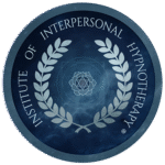 Sello de certificación del Institute of Interpersonal Hypnotherapy que avala la formación profesional de Paula Jiménez en hipnoterapia clínica.