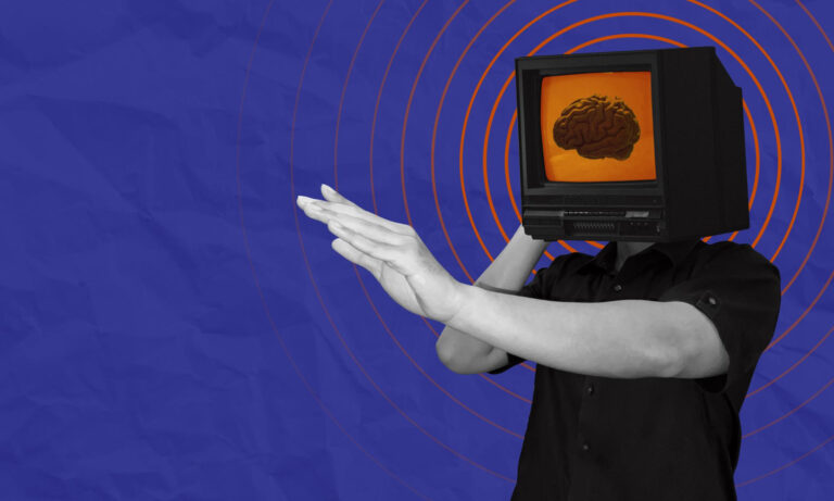 Fotomontaje surrealista de un hombre con un televisor por cabeza mostrando un cerebro con ondas, representando el estado de piloto automático y el control del subconsciente.