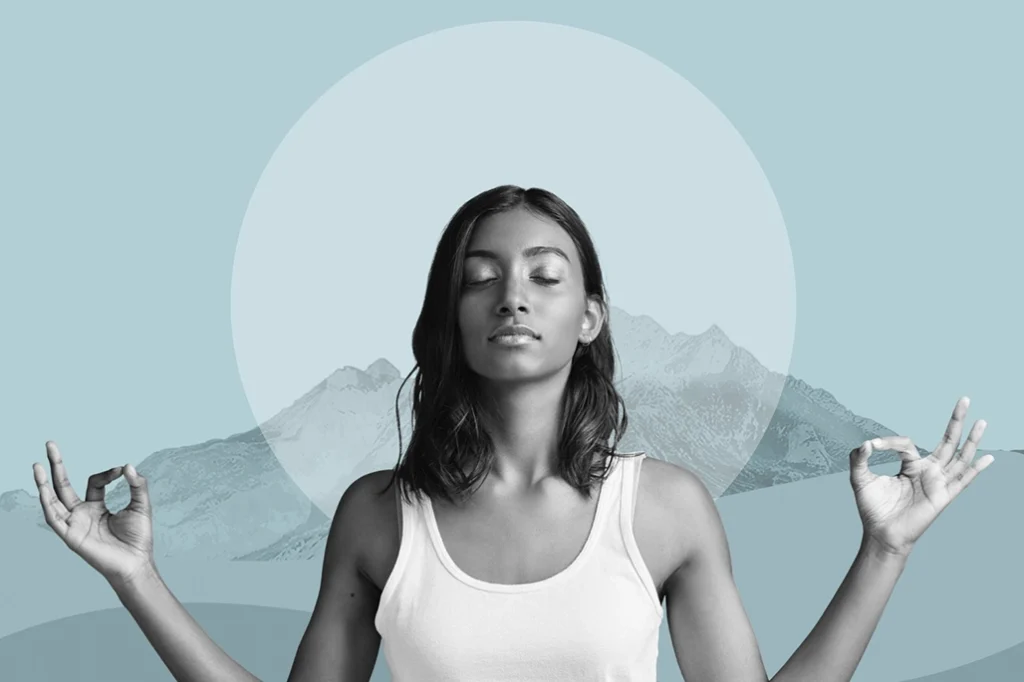 Fotomontaje de una mujer en pose de yoga frente a una montaña, simbolizando la conexión entre el cuerpo, la mente y el subconsciente a través de la hipnoterapia clínica.