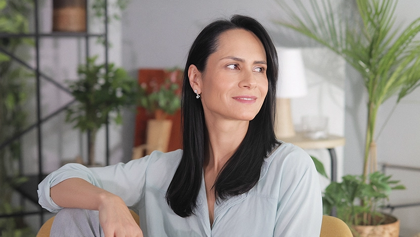 aula Jiménez, experta en hipnoterapia clínica, presentando el vídeo sobre cómo reconectar con el poder interior y sanar el subconsciente.